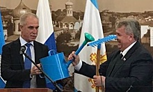 Губернатор вручил новоиспеченному мэру Ульяновска лейку и грабли