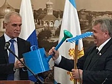 Губернатор вручил новоиспеченному мэру Ульяновска лейку и грабли