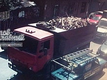 В Ростове водитель грузовика, «застрявшего» на Шаумяна, расчищал проезд и повредил «Ладу»