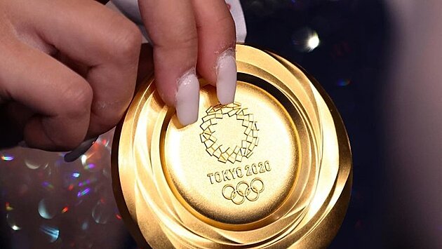 Олимпийской чемпионке заменят укушенную мэром японского города медаль