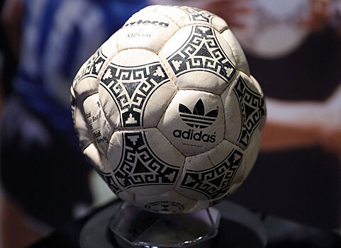 Мяч, которым Марадона забил «рукой Бога», не продали на аукционе за 2 млн фунтов. Владелец хотел больше