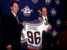 История Джона Спано, ставшего владельцем клуба НХЛ «Айлендерс». Он был мошенником