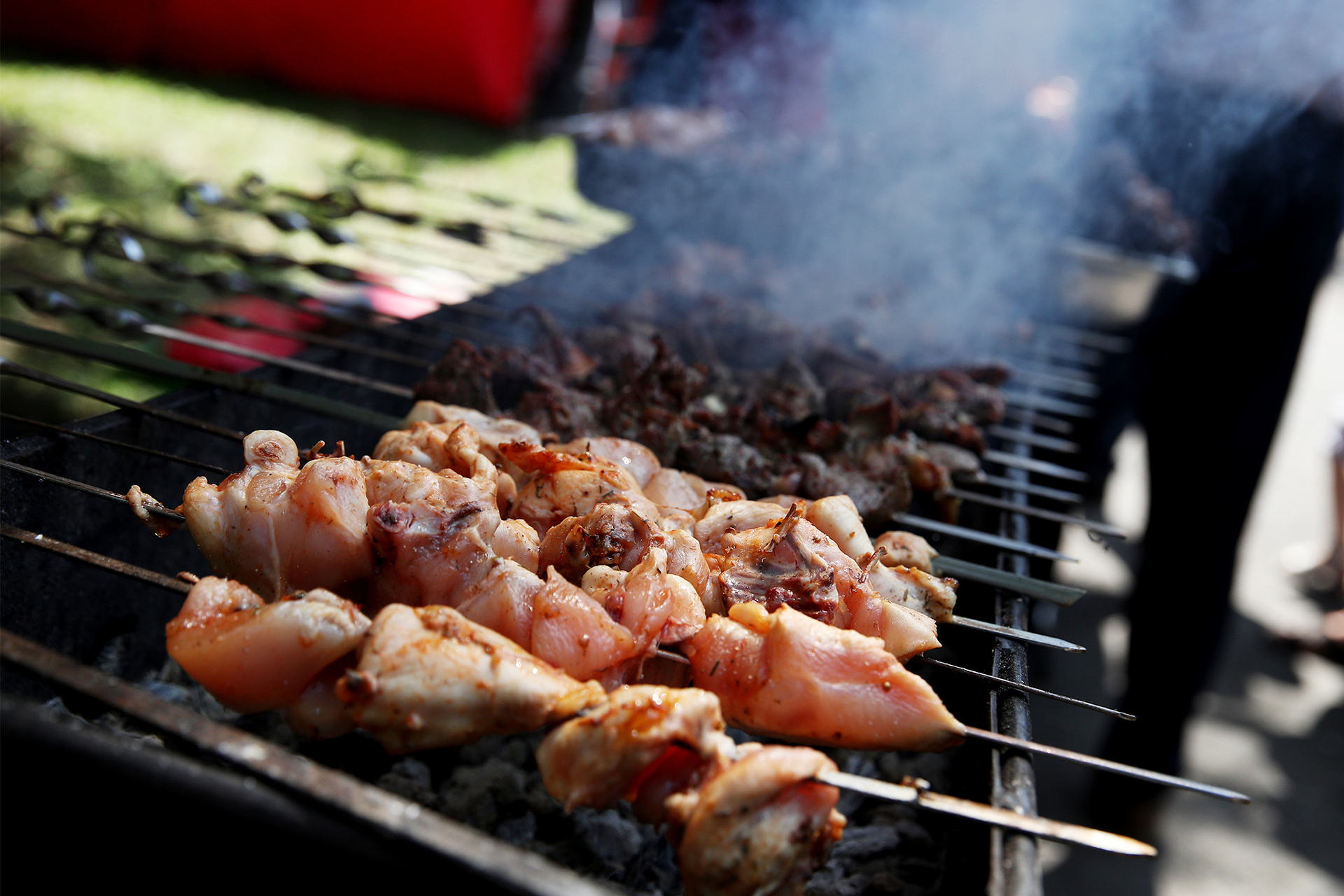 Шашлык на огне. Шашлык. Шашлык по абхазски из свинины. Май шашлыки. Шашлык фирменный.