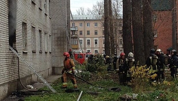 В Петербурге загорелся жилой дом