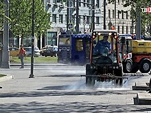 На борьбу с тополиным пухом в Москве вывели дополнительную технику