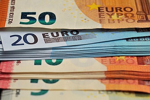 Евро и фунт стерлингов дешевеют к доллару