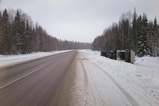 В Афанасьевском районе на трассе опрокинулся грузовик