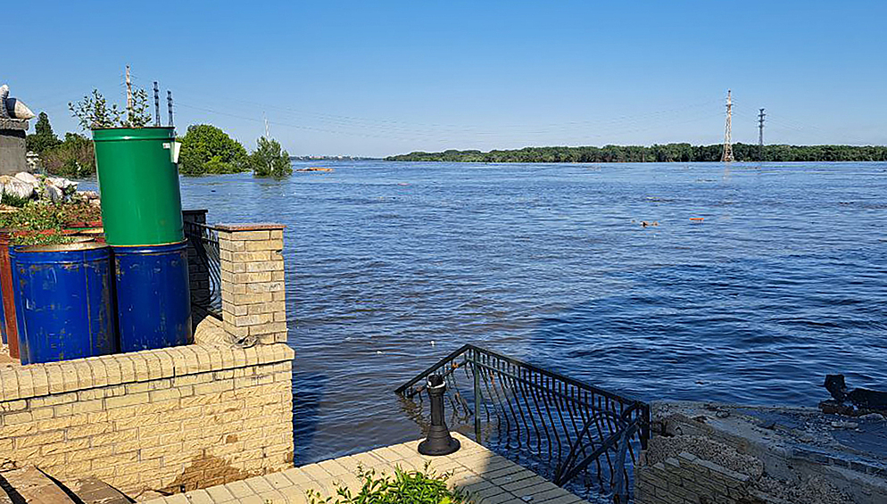 Разлив воды после разрушения задвижек на Каховской ГЭС