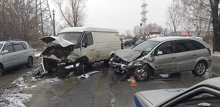 Двух маленьких детей увезли в больницу после лобового ДТП в Ленинском районе