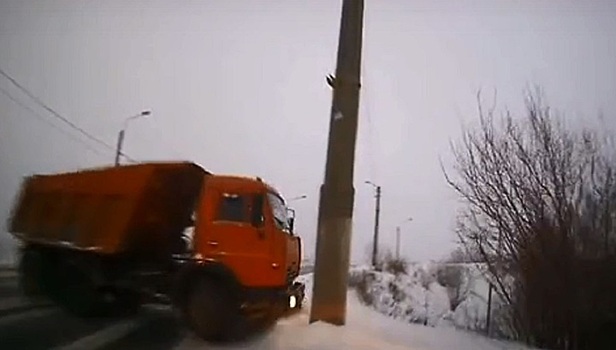Столб спас архангельского автомобилиста от столкновения с грузовиком