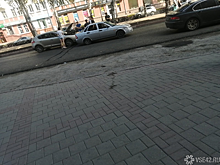 Две иномарки столкнулись около ресторана в Кемерове
