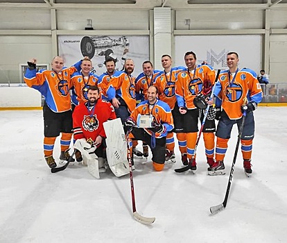 На Новоостаповской улице определили лучшую команду среди взрослых любителей хоккея