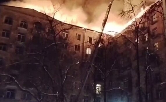 При пожаре на севере Москвы эвакуировали 400 человек