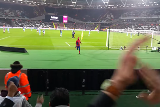 В Англии Человек-Паук попытался сорвать футбольный матч
