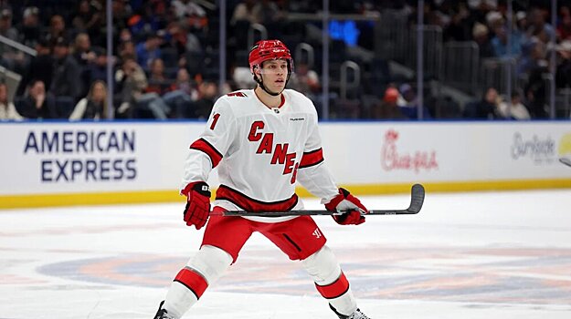 Холл забил гол в 900-м матче в НХЛ против «Монреаля». Форвард «Каролины» набрал 734 очков в лиге