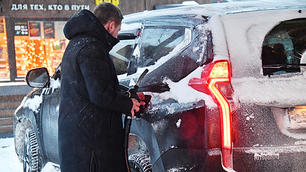 Новый год – новые цены: на АЗС в Москве резко подорожал бензин
