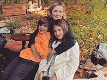 Дочь и сын Надежды Михалковой развеселили звездную маму своими танцами