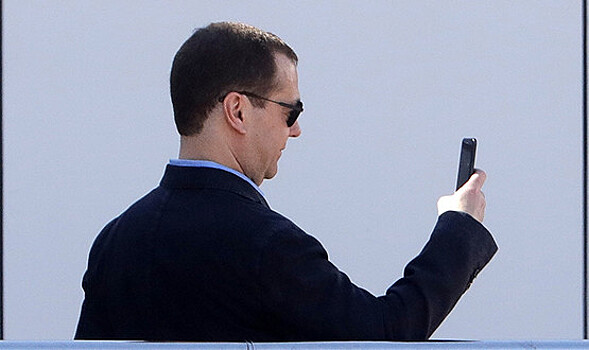 Медведеву спасают имидж