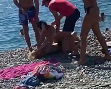 В Сочи две девушки в бикини устроили разборки на пляже