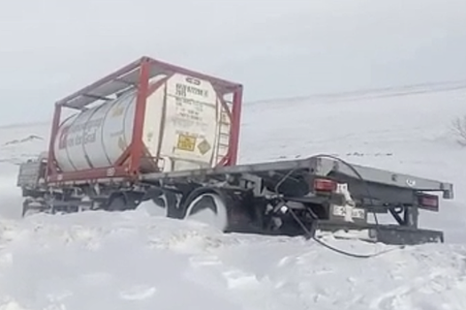 ТАСС: в Хабаровском крае 90 фур застряли на трассе на ночь из-за метели