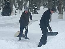 Лукашенко с сыном приняли участие в расчистке снега