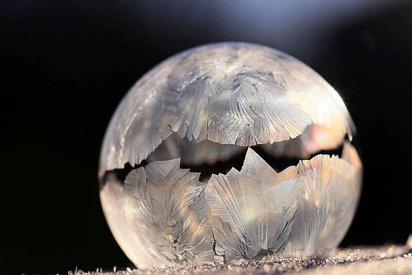 Замороженный пузырь, стенки которого состоят из слоя воды, зажатого между двумя слоями мыла