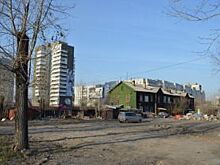 Красноярка с лопатой в руках останавливает строительную технику