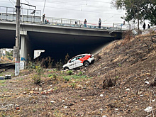 Арендованная легковушка с людьми вылетела с моста в Краснодаре