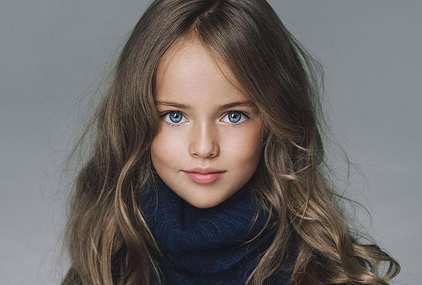 В 10 лет девочка подписала контракт агентством LA Models и вместе с родителями переехала в США.