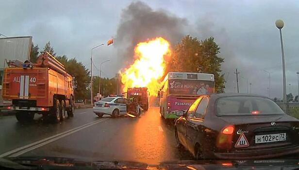 "Лада" взорвалась после тройного ДТП в Тюмени