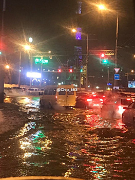 В Самаре из-за коммунальной аварии сильно затопило Московское шоссе
