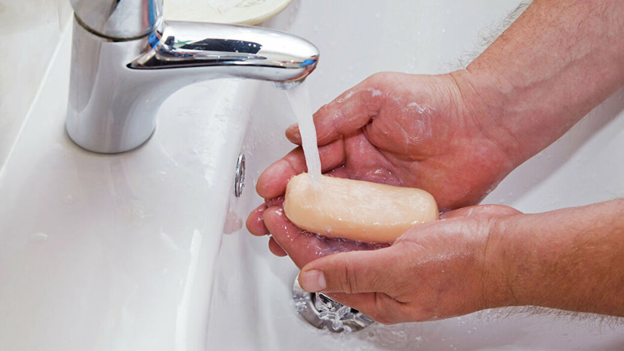 Можно мыть посуду жидким мылом. Мытье рук с мылом. Мыло для рук. Моем руки с мылом. Мыльные руки.