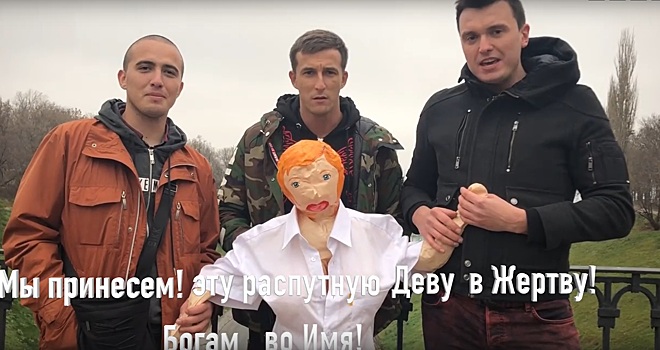 Нижегородский блогер скинул резиновую куклу с моста на дорогу «во имя любви»
