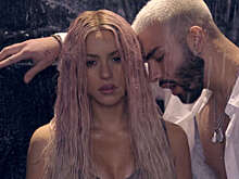 Певица Шакира примерила образ соблазнительной русалки с розовыми волосами и хвостом