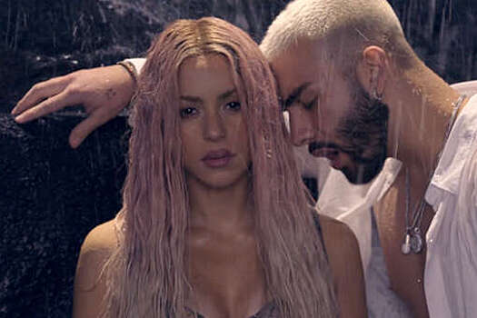 Певица Шакира примерила образ соблазнительной русалки с розовыми волосами и хвостом