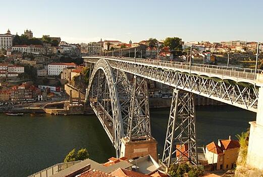 В Португалии обнаженная девушка прыгнула с 45-метрового моста