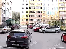 В Челябинске неадекватный водитель разнёс машины на парковке