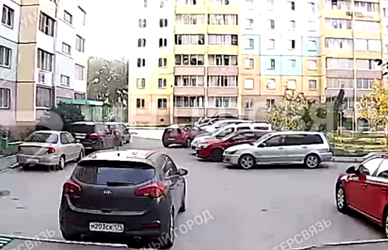 В Челябинске неадекватный водитель разнёс машины на парковке