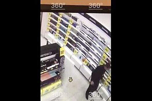 Охранник без причины избил россиянина в парфюмерном магазине и попал на видео