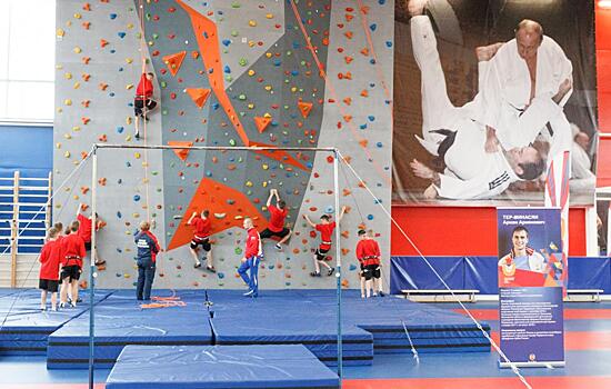 Сборная ВС РФ выиграла медальный зачет соревнований по скалолазанию в Москве