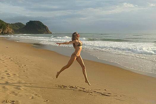 43-летняя Жизель Бюндхен пробежала по пляжу в бикини