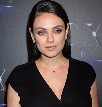 Мила Кунис впервые вышла в свет после родов