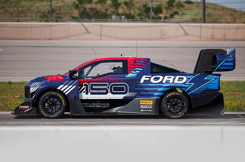 Машина оснащена тремя шестифазными моторами STARD UHP и сверхвысокопроизводительным литий-полимерными компонентами NMC. Все панели кузова призваны обеспечивать при подъёме на холм по извилистому треку как можно больше прижимной силы: на 250 километрах в час она достигает 2,7 тонны.