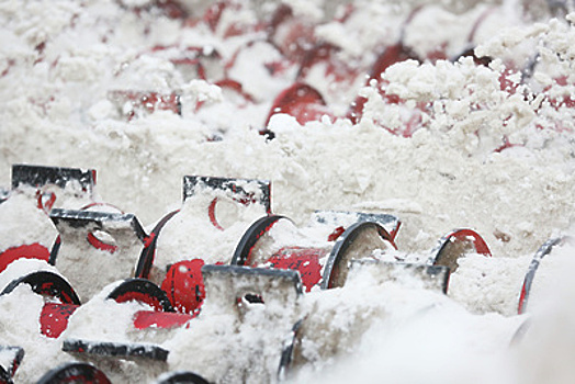 Власти Москвы вывезут снег с мест временного складирования на пустырях и в промзонах