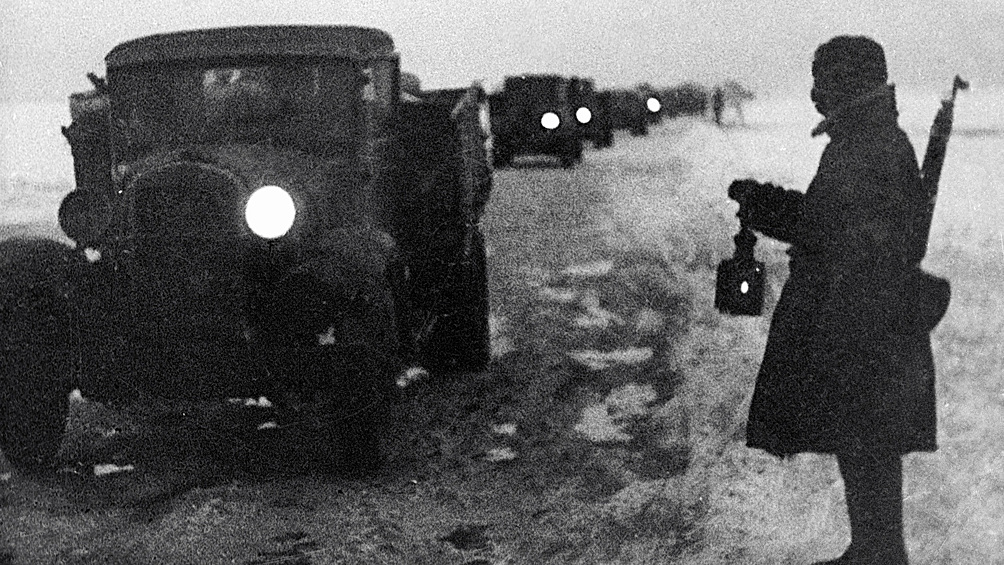 «Дорога Жизни» — единственная военно-стратегическая магистраль, проходившая через Ладожское озеро и связывающая с сентября 1941 года по март 1943 осаждённый немецкими войсками Ленинград. В первую блокадную зиму в Северную Столицу по ней было доставлено свыше 360 тысяч тонн грузов, переправлены с полным вооружением 11-я, 80-я, 115-я, 117-я, 198-я и 265-я стрелковые дивизии и эвакуированы 539 400 человек.  