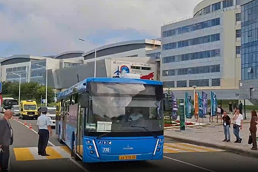 Гостей ВЭФ перевозят белорусские автобусы