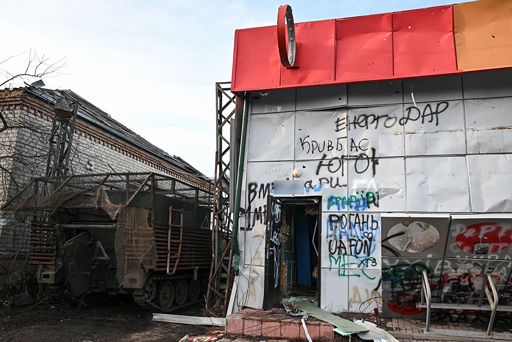 Боевики ВСУ бросили командно-штабную машину M577 у знаменитой Пятерочки