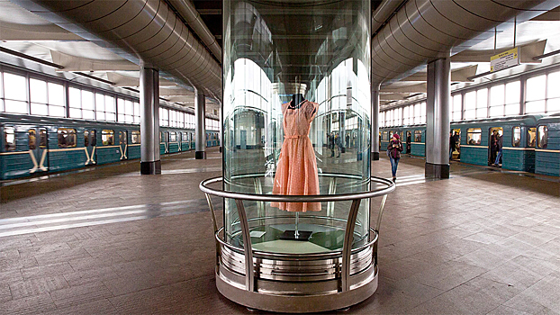 В московском метро открылась выставка нарядов российских дизайнеров
