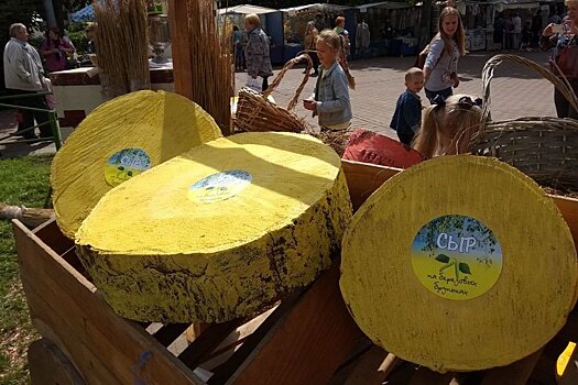 На гастрономическом фестивале в Костроме представили сыр из дерева