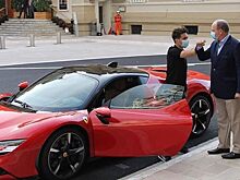 Видео: Шарль Леклер за рулём дорожной Ferrari в пустом Монако